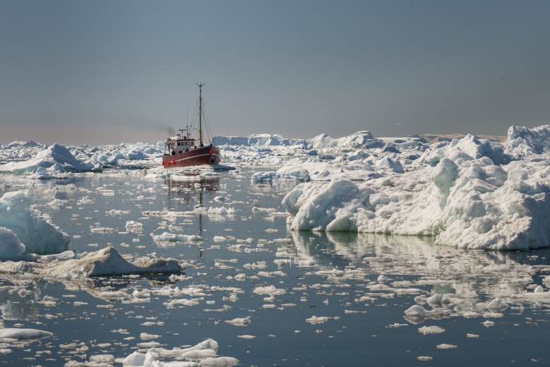 beautiful_view_tourist_boat_sailing_through_icebergs_disko_bay_greenland.jpg